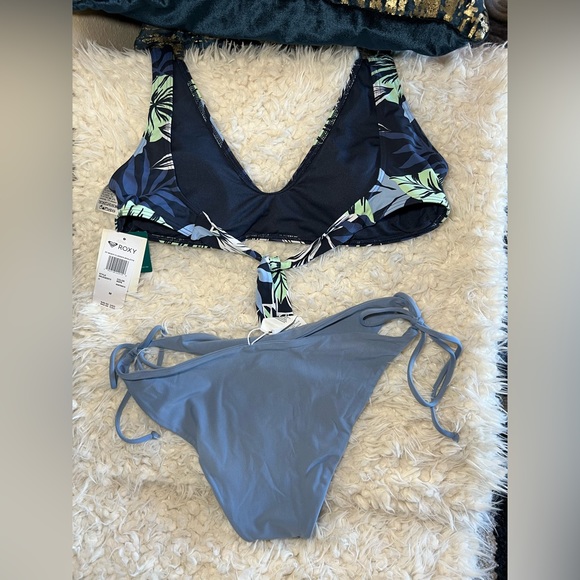 Two piece bikini set. Roxy NeW. W/medium top and large bottoms. - Picture 2 of 4